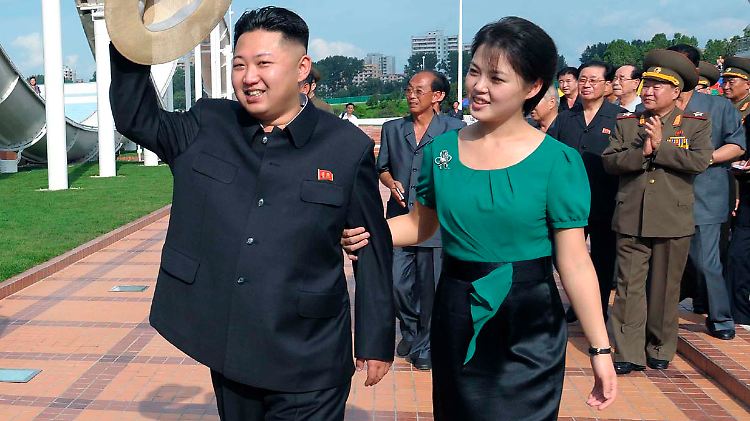 Nordkoreas Machthaber Kim Jong Un mit seiner Frau Ri Sol Ju im Sommer. Von einem Babybauch ist noch nichts zu sehen.