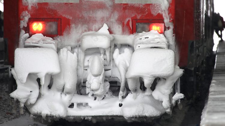 Ist so kalt der Winter (Archivbild): Wenn der Frost zurückkommt, muss der Lokführer womöglicher langsamer fahren.
