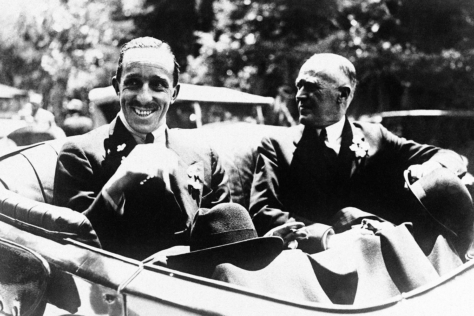 Es war überhaupt nicht klar, dass Juan Carlos einmal König von Spanien würde. Sein Großvater Alfons XIII. (links, hier mit dem Herzog von Miranda) ist ein schwacher Monarch. Der Wahlsieg der Republikaner 1931 fegt ihn vom Thron.