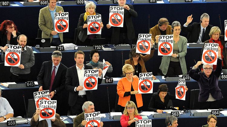EU-Parlamentarier protestieren gegen Fracking. Sie fürchten Umweltschäden.