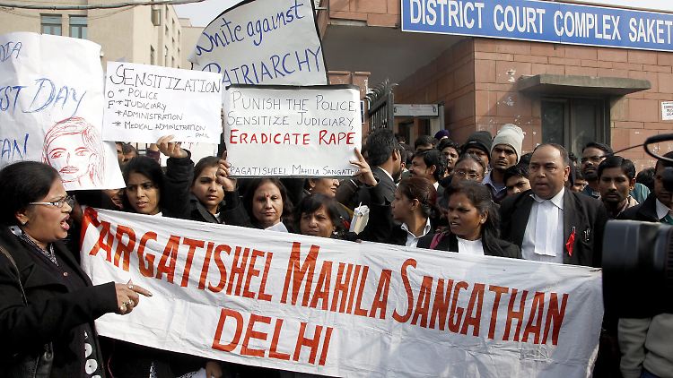Proteste in Neu Delhi. Die Menschen wollen die Todesstrafe für die Täter.