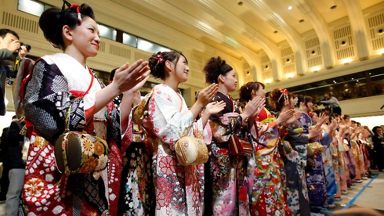 In den heiligen Hallen des japanischen Aktienmarktes: Nach der Eröffnungszeremonie des Börsenbetreibers erreichte der Nikkei ein 22-Monatshoch.