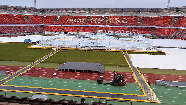 Eishockey im Fußballstadion: Das Weiße in der Mitte ist die Spielfläche.