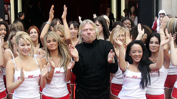 Vor dem Virgin Megastore auf dem Champs-Élysées: Für Sir Richard Branson (hier ganz in schwarz) ein geeigneter Ort für öffentlichkeitswirksame Produktpräsentationen (Archivbild).