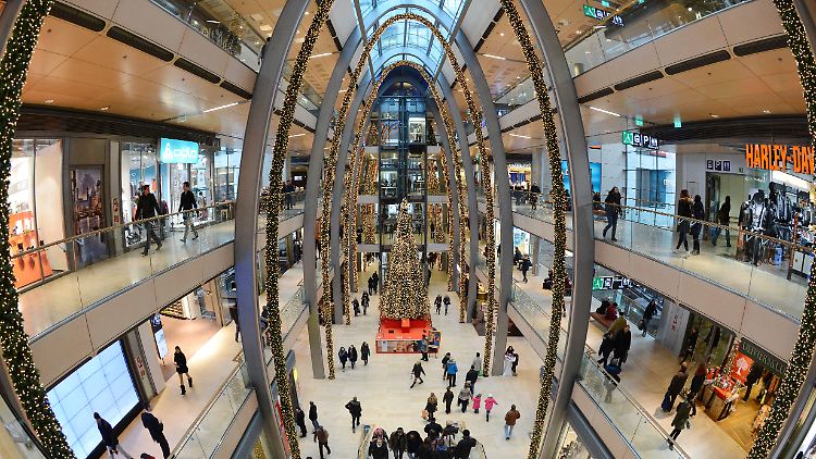 Kleinteiliger Gradmesser der Binnennachfrage: In Einkaufszentren wie etwa der Hamburger "Europa-Passage" lässt sich das Kaufverhalten der Kunden am lebenden Objekt studieren.
