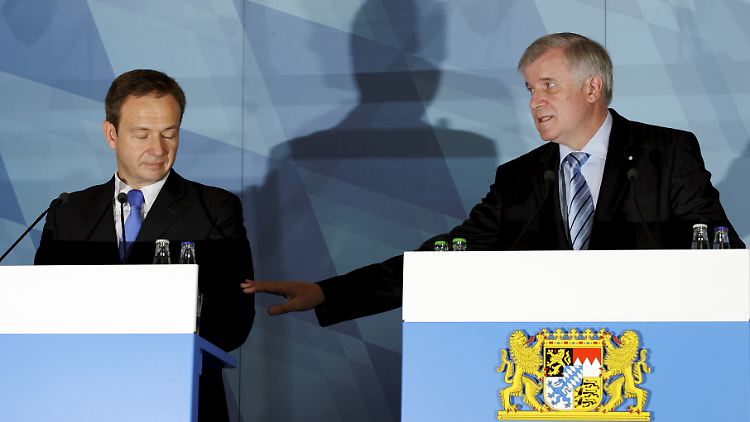 Bernd Weiß und Horst Seehofer bei einer Pressekonferenz nach dem Rücktritt des Innenstaatssekretärs im Oktober 2009.