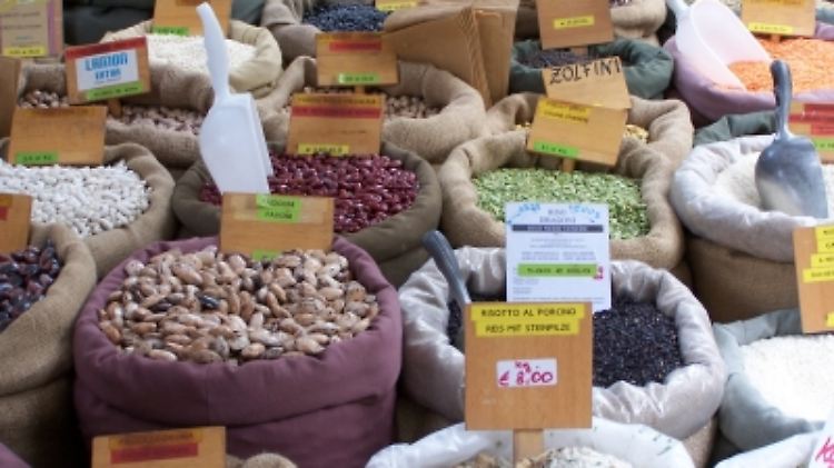 Fast wie im Orient: Reiche Auswahl an Hülsenfrüchten auf einem Markt in Meran.