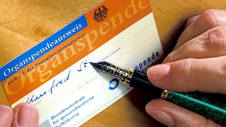 Egal, ob man seine Organe nach dem Tod spenden will oder nicht - man sollte auf jeden Fall einen Spenderausweis ausfüllen.