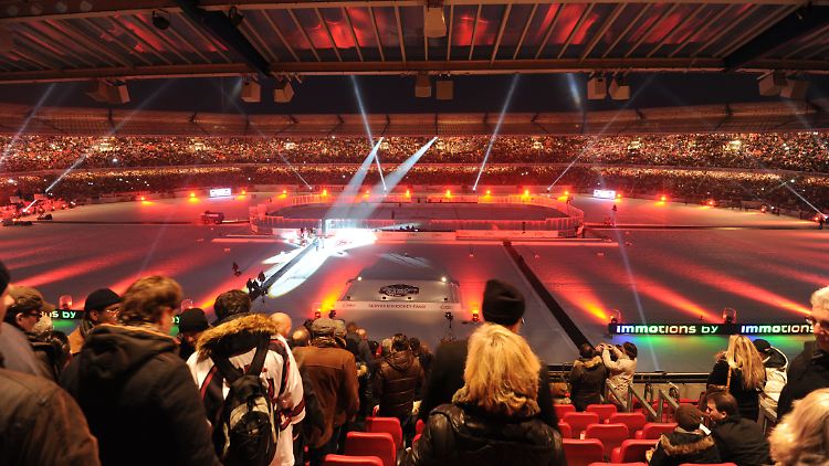 Nur das Spielfeld ist arg weit weg: Nürnberger Lichtspiele in der Drittelpause beim Eishiockeyspiel im Fußballstadion.