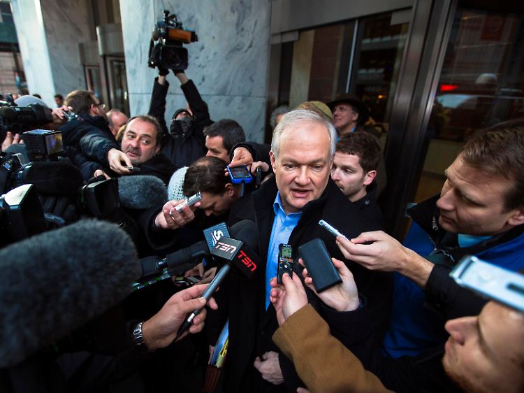 Donald Fehr, Vorsitzender der Spielergewerkschaft, verkündet das Ende der Aussperrung.