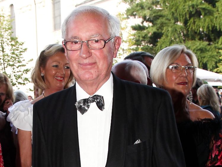 So machen es alle: Mediamarkt-Gründer Erich Kellerhals auf dem Weg zur Premiere von "Cosi Fan Tutte" in Salzburg.