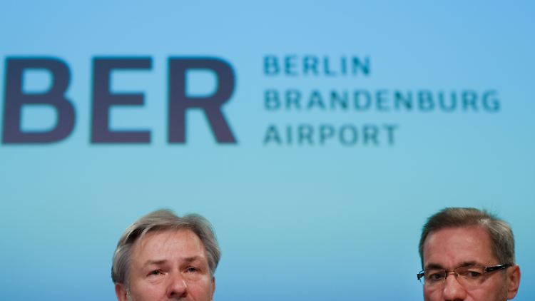 Berlins Regierender Bürgermeister Wowereit und Brandenburgs Ministerpräsident Platzeck gehen in Deckung.