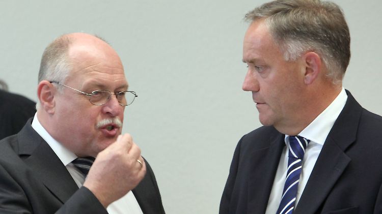 Technik-Chef Amann (l.) und Flughafenchef Schwarz stehen Rede und Antwort im Potsdamer Landtag.