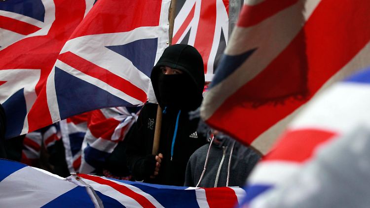 Probritische Aktivisten wenden sich gegen den Beschluss, die britsche Flagge nicht mehr jeden Tag auf dem Dach des Rathauses von Belfast zu hissen.