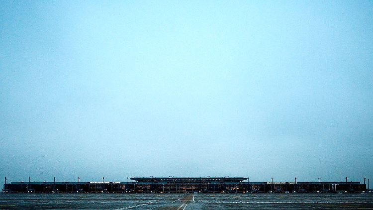 Neugebaute Bauruine? Das Terminal des Flughafens unter dem grauen Himmel von Berlin-Brandenburg.