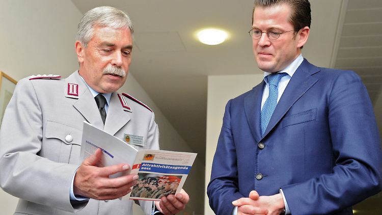 Ob Guttenberg sich über die Wunschliste freut, die Kirsch ihm überreicht?