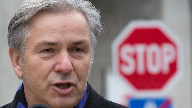 Steht wegen seinem Krisenmanagement im Flughafen-Desaster in der Kritik: Berlins Regierender Bürgermeister Wowereit.