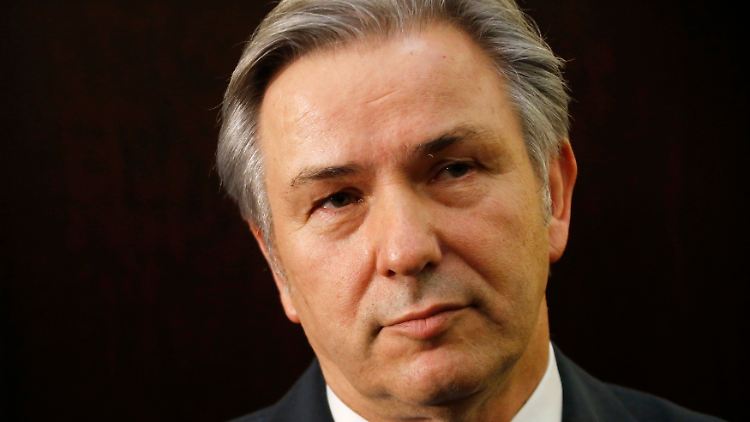 Ein sichtlich angeschlagener Klaus Wowereit tritt vor die Presse.