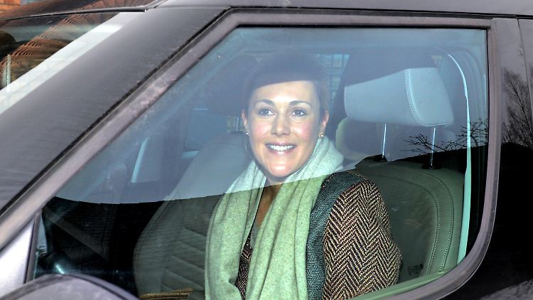 Bettina Wulff am Montag vor ihrem Haus in Großburgwedel. Christian Wulff ist bereits ausgezogen.