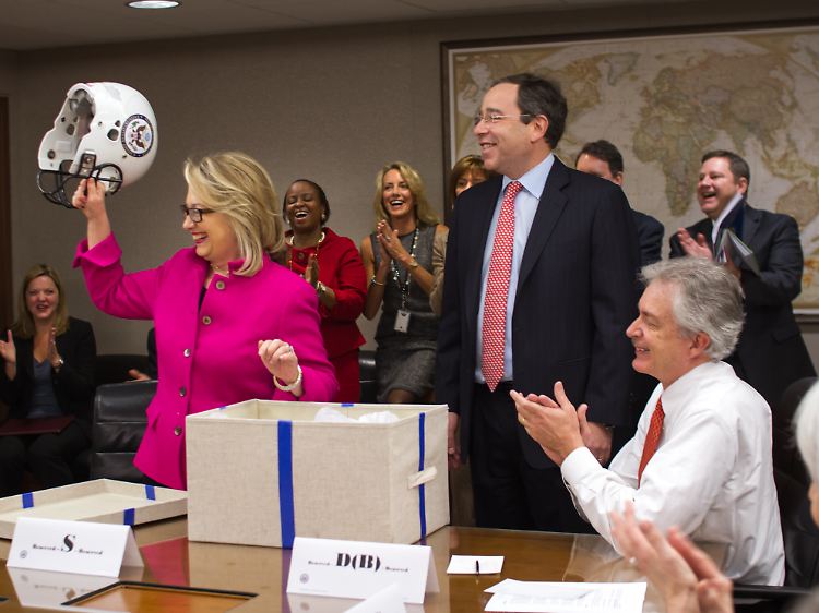 "Sie liebte es. Sie fand es cool", sagte Nuland über Clintons Reaktion auf die Geschenke.