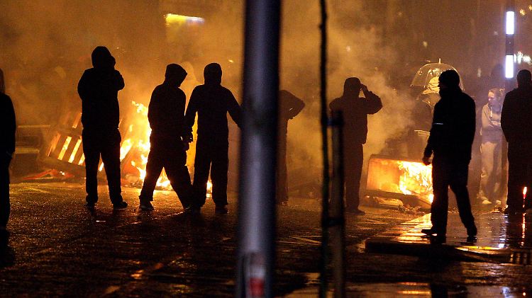 Brennende Barrikaden in den Straßen von Belfast: Nordirland kommt nicht zur Ruhe.