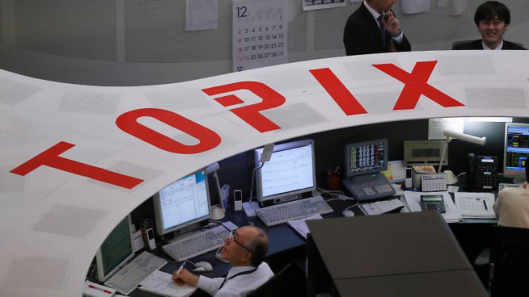 Breiter aufgestellt: Das Börsenbarometer hinter dem japanischen Leitindex Nikkei verliert am Dienstag etwas stärker.