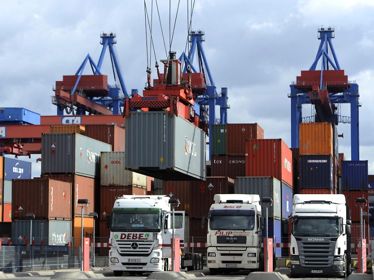 Lastkraftwagen werden am Container Terminal Altenwerder des Hamburger Hafens beladen.