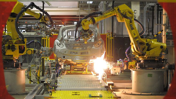 Roboter schweißen im Eisenacher Werk an der Karosserie eines Opel Corsa.