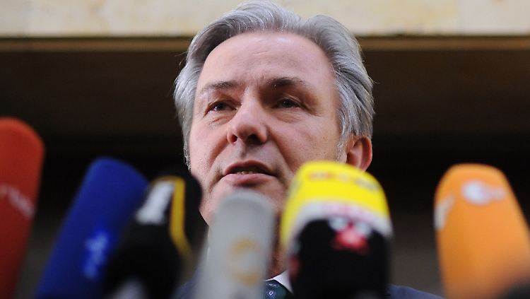 Vier geplatzte Eröffnungen: Mit dem Flughafen-Debakel blamiert Berlins Regierender Bürgermeister Wowereit die Stadt in der Weltpresse.
