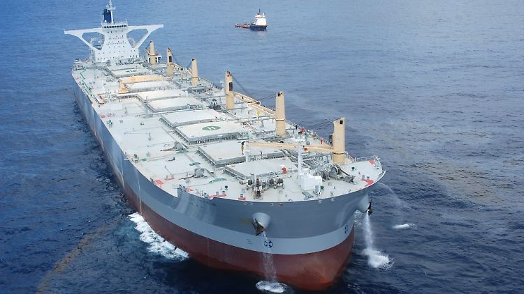 Hoffnung auf den Supertanker: "A Whale" ist vor Ort, ob der Einsatz aber klappt, ist noch offen.