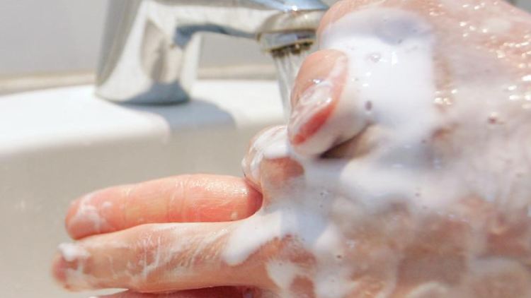 Gründliche Hygiene schützt auch gegen Keime, gegen die Antibiotika nicht mehr helfen.