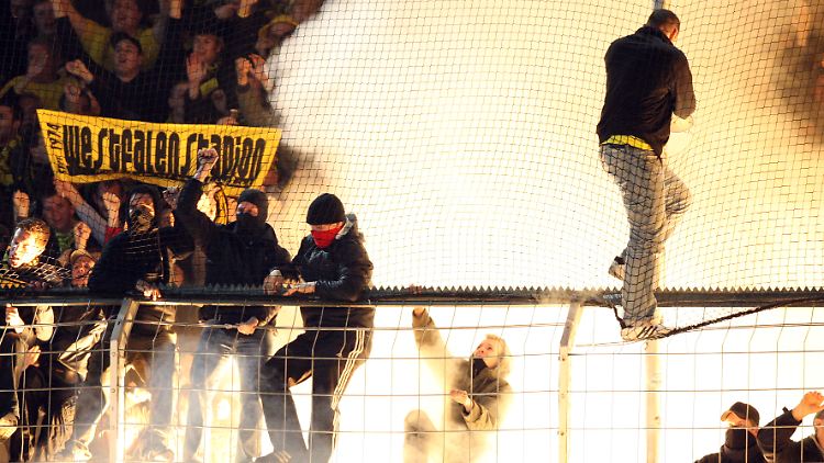Fans zünden Bengalos im Dortmunder Stadion.