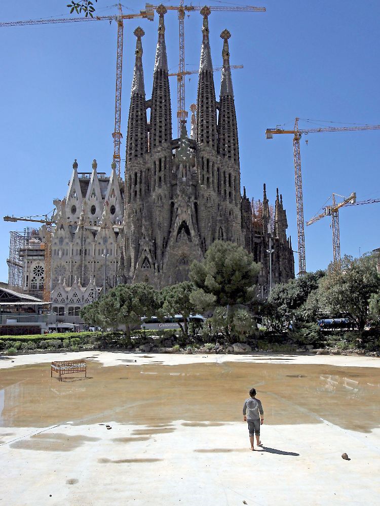 Dürre in der Stadtkasse wie im Becken: Tourist im fast ausgetrockneten Teich vor der Kathedrale Sagrada Familia in Barcelona (Archivbild).