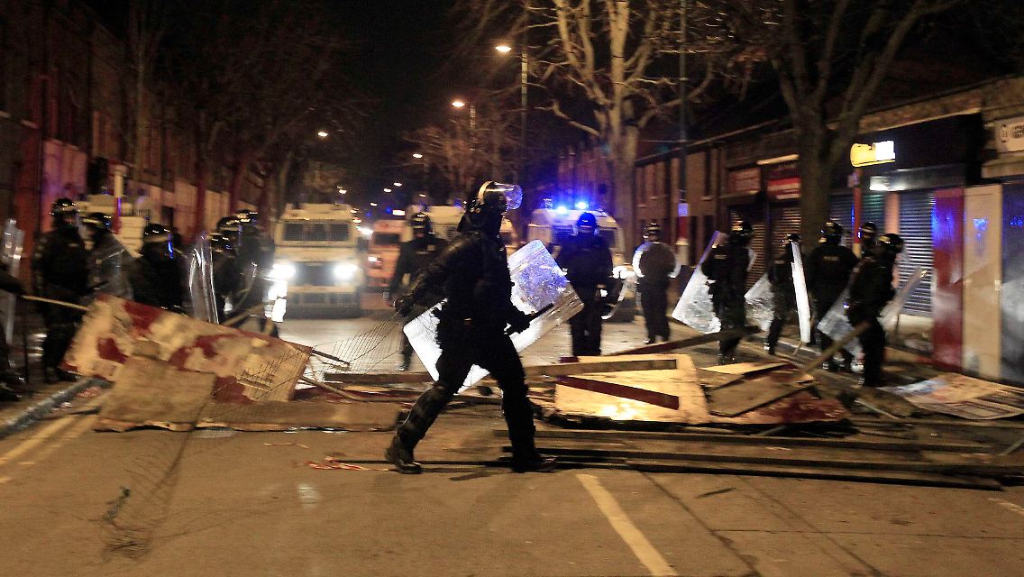 2013-01-08T223854Z_01_CMN04_RTRMDNP_3_IRISH-RIOTS.JPG4426347455912342070.jpg
