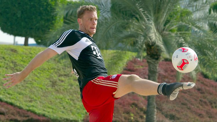 Mit Socken im Sandkasten: Manuel Neuer, Torwart und Ballkünstler des FC Bayern.