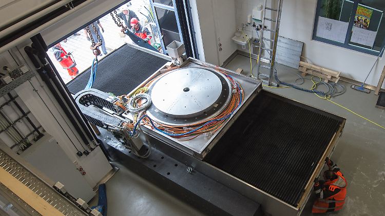 Die Optikmaschine soll extrem genaue Teleskopspiegel für die Weltraumforschung produzieren.