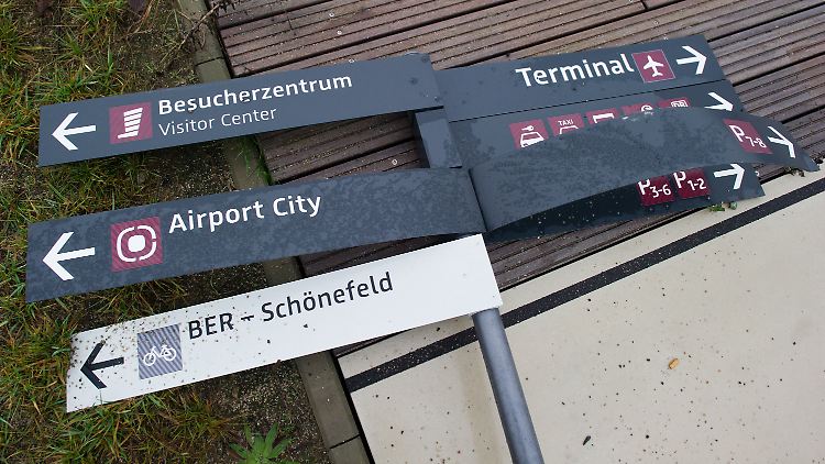 Wegweiser ins Nichts. Stattdessen weisen alle die Schuld von sich.
