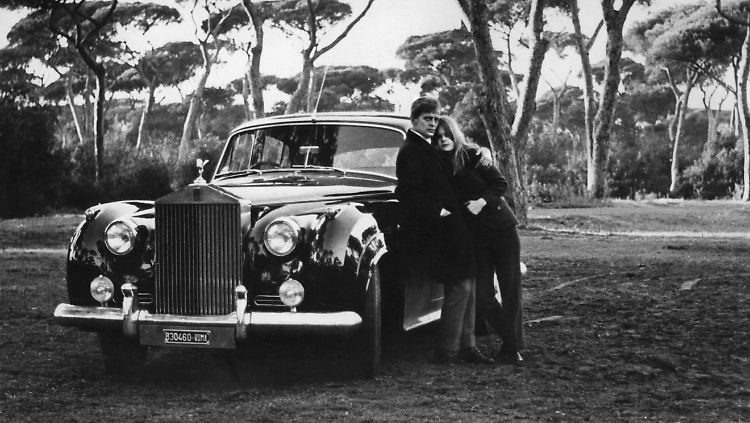 Eines der wenigen gemeinsamen Fotos - Klaus und Pola Kinski im Jahr 1967 in Rom, samt Rolls-Royce.