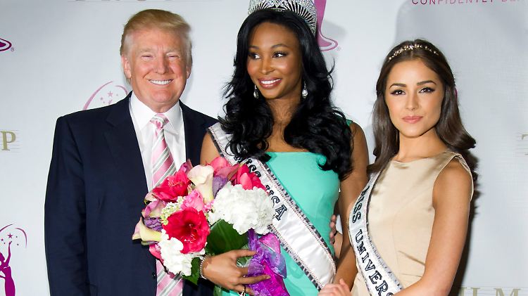 Donald Trump grinst neben Nana Meriwether (M.) und Olivia Culpo besonders breit.