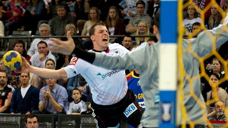 Deutschlands Dominik Klein wirft den Ball.