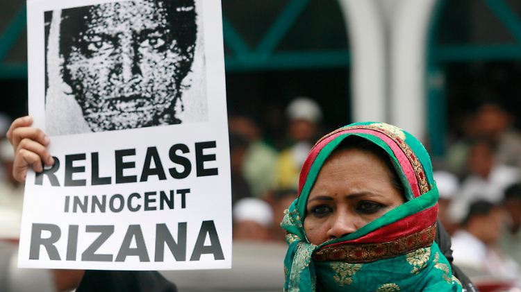 In Colombo versuchten Demonstranten vor der saudi-arabischen Botschaft die Justiz des Königreichs zum Einlenken zu bringen.