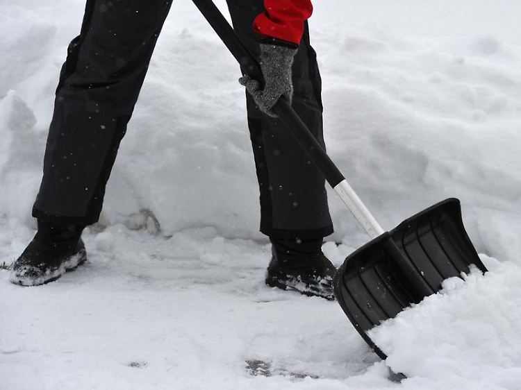 Hauseigentümer, Vermieter oder Mieter trifft im Winter die Räumpflicht. Wer dafür einen Winterdienst beauftragt, kann die Kosten steuerlich geltend machen.