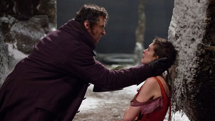 Valjean (Jackman) verspricht Fantine (Hathaway), sich um ihre Tochter zu kümmern.