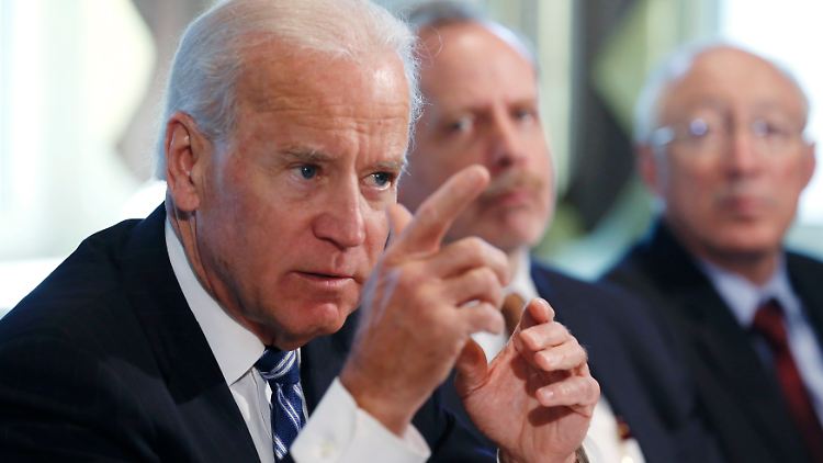 Biden macht den Vertretern der Waffenlobby klar, dass man nur noch ein kleines Stück von Verboten entfernt sei, wenn es keine Zusammenarbeit gebe.