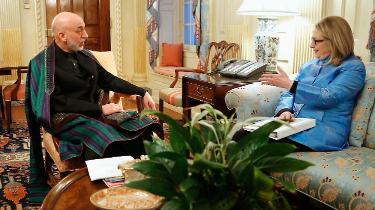 Hamid Karsai am Vortag beim Plausch mit Hillary Clinton.