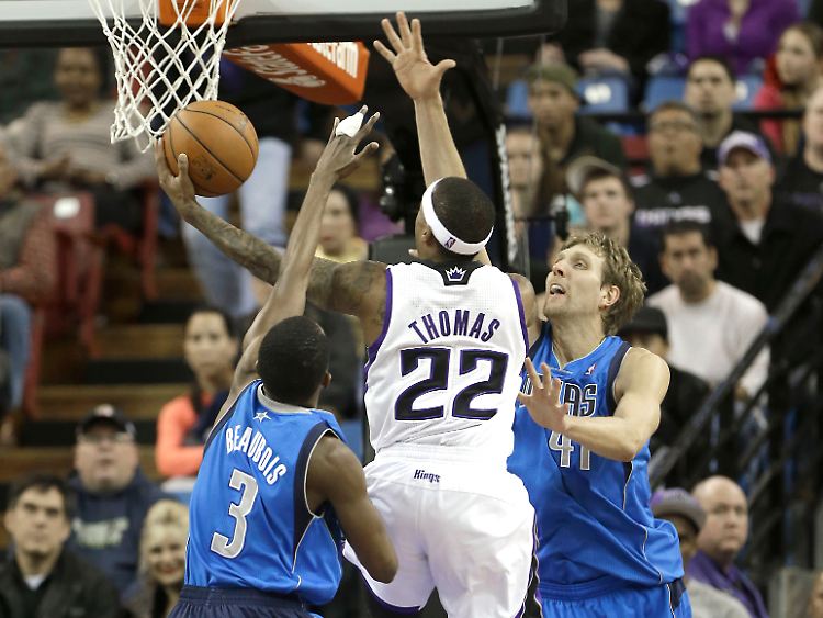 Isaiah Thomas von den Kings kann sich hier noch gegen Dirk Nowitzki und Rodrigue Beaubois durchsetzen.
