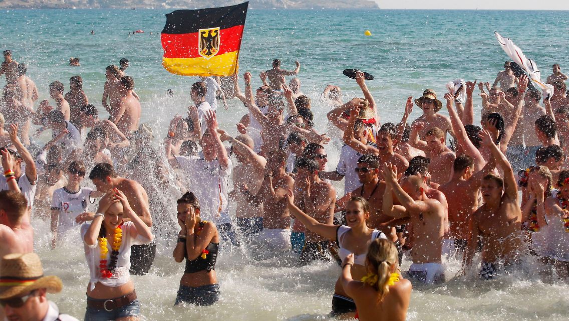 Deutsche Fußballfans auf Mallorca: Urlaub auf der Ferieninsel ist mehr als 7 Prozent billiger als 2009.