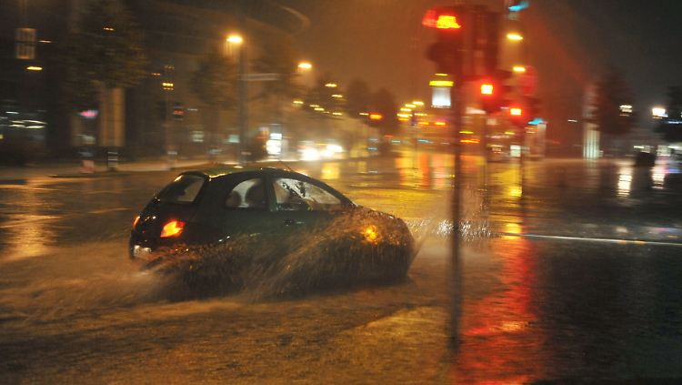 Fahren wie auf einem See: Die Wassermassen auf den Straßen sind nicht ohne.