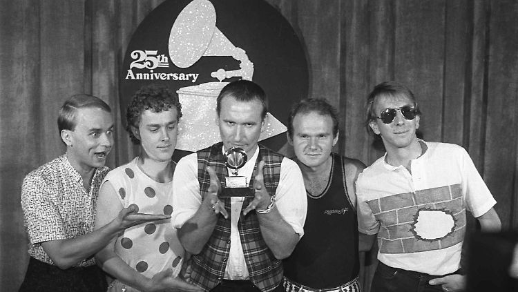 Men at Work - schon so lange her, dass es da nur Schwarz-Weiß-Fotos gab.