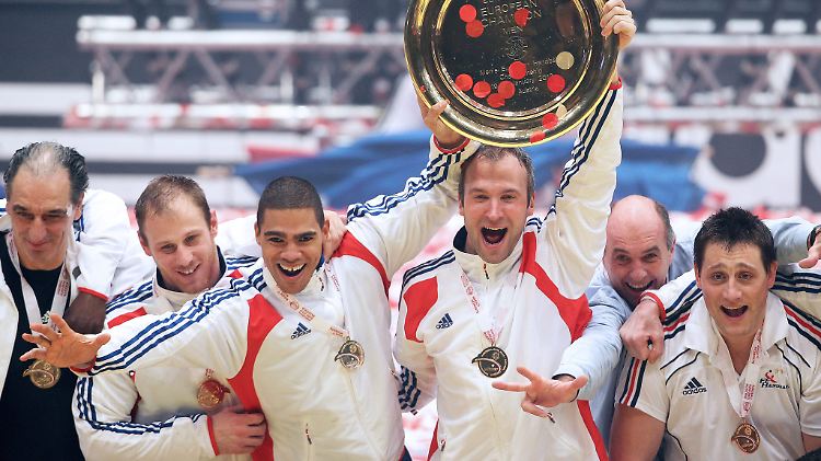 Und Europameister sind sie auch: Daniel Narcisse, Thierry Omeyer und die französischen Handballer.